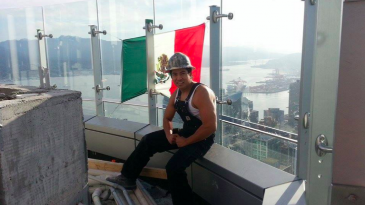 cuelga la bandera de México en lo más alto de un edificio de Donald Trump