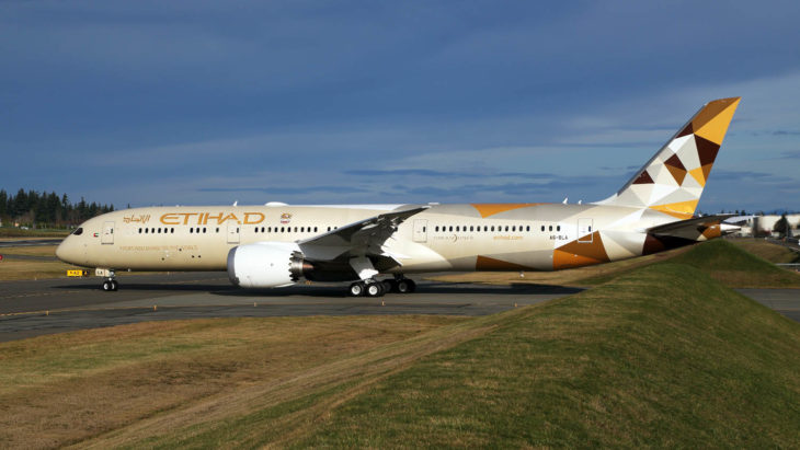 Avión de Etihad en la pista