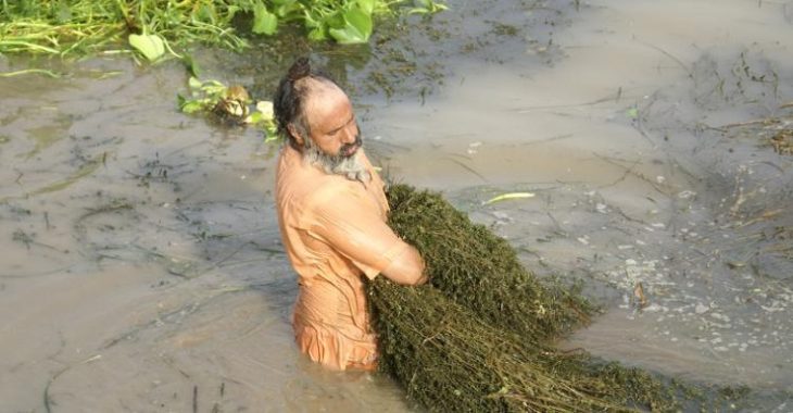 Sant Balbir Singh Seechewal limpiando el rio