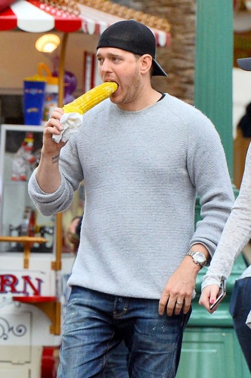 Michael Bublé no sabe comerse un elote