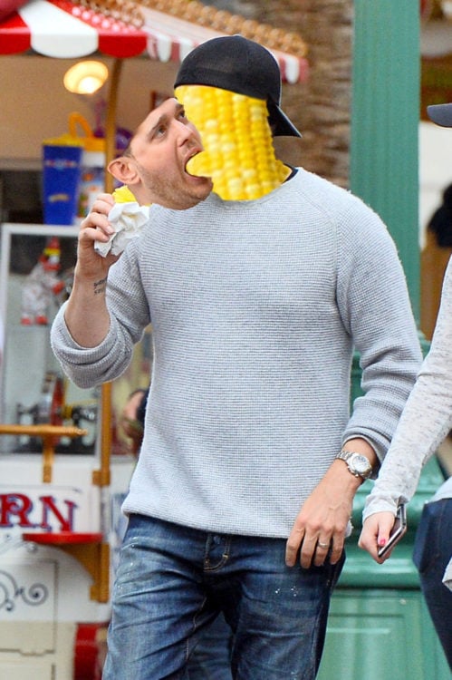 Michael Bublé no sabe comerse un elote