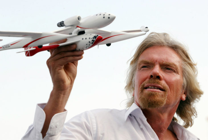 Richard Branson con un avión a escala