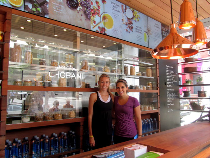 Chicas dentro de tienda Chobani