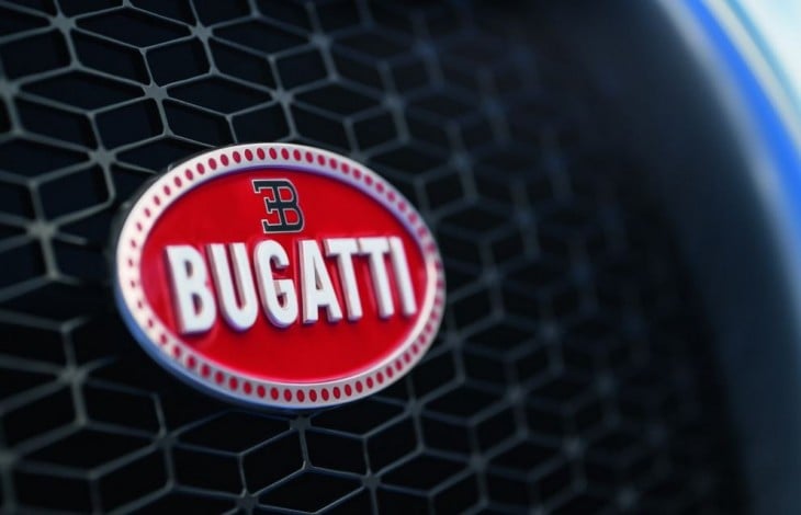 Escudo del Bugatti Chiron, hecho de plata