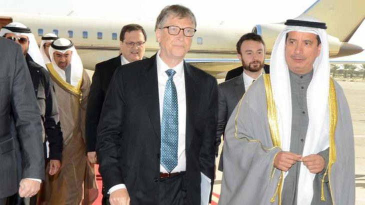 Bill Gates baja del avión