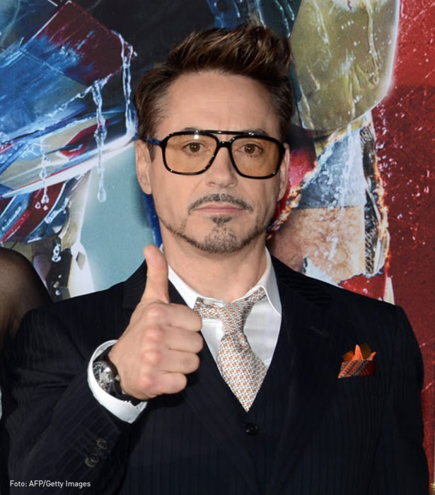 Robert Downey Jr saluda al público