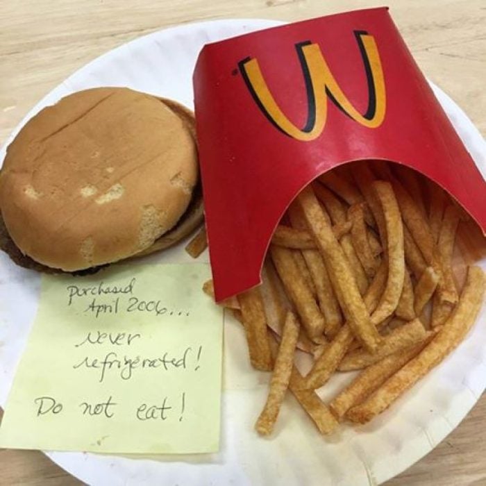 Papas y hamburguesa de McDonald's luego de 10 años