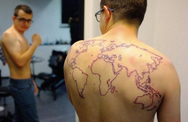 tatuaje del mundo de Timotei Rad