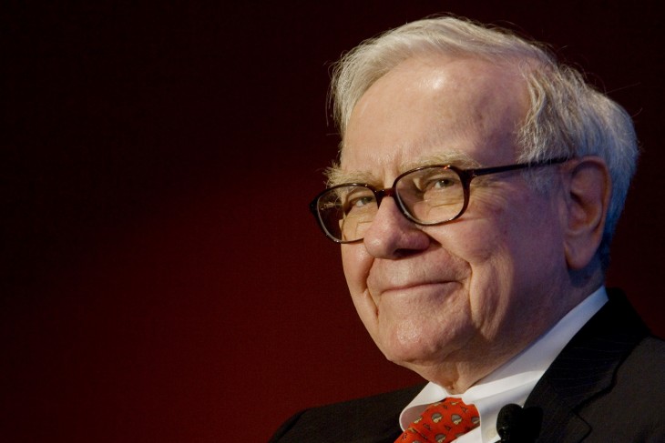 Warren Buffet con lentes y moño