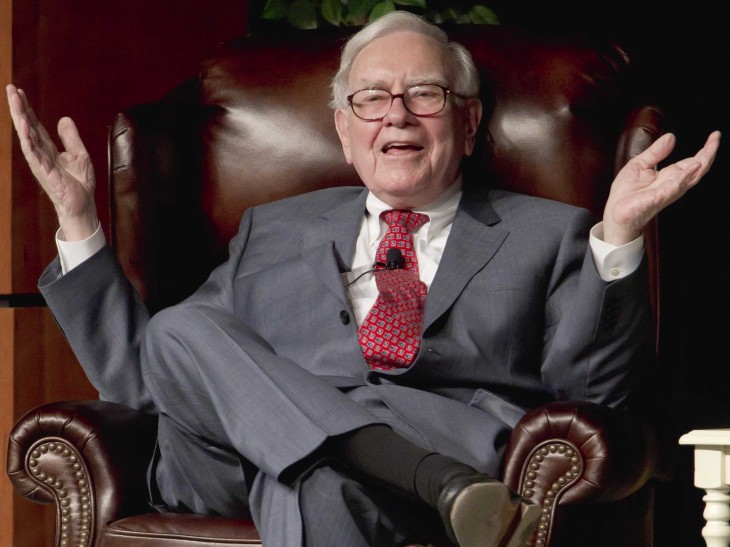 Warren Buffet sonriente en sillón