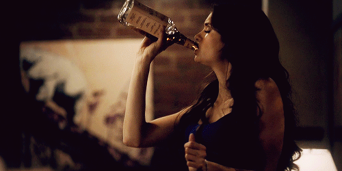 Mujer bebe whisky