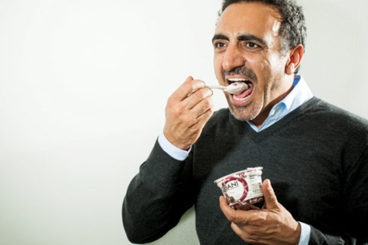 CEO de Chobani comiendo yogur