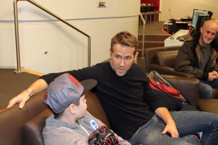 Ryan Reynolds y niño con cáncer