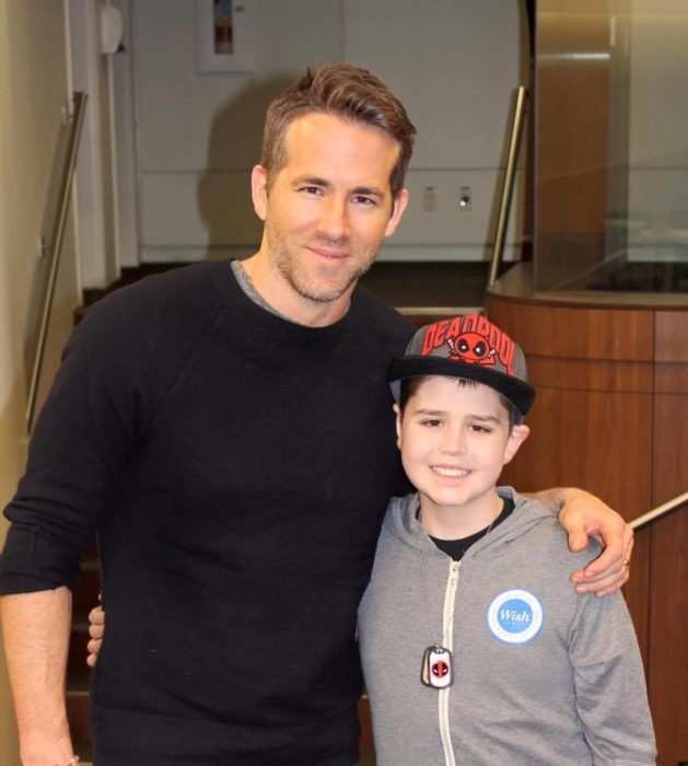 Ryan Reynolds y niño con cáncer