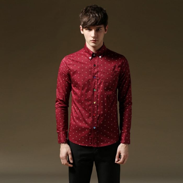 hombre camisa roja