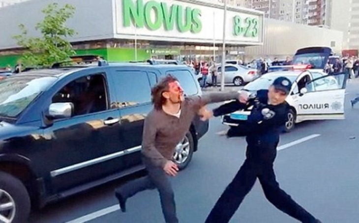 Policías intentan detener a excampeón olímpico
