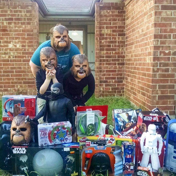 Familia de Chewbacca Feliz con regalos de Star Wars