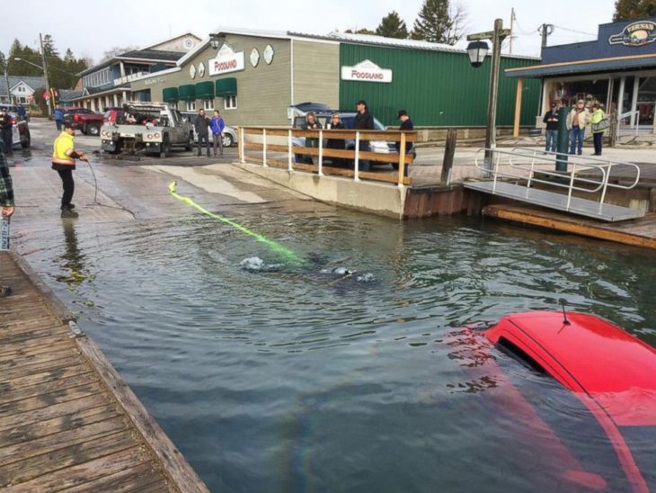 Mujer conduce hacia un lago siguiendo su GPS