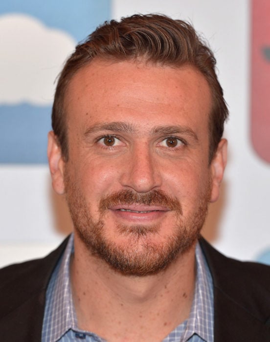 Jason Segel con barba y sonriente