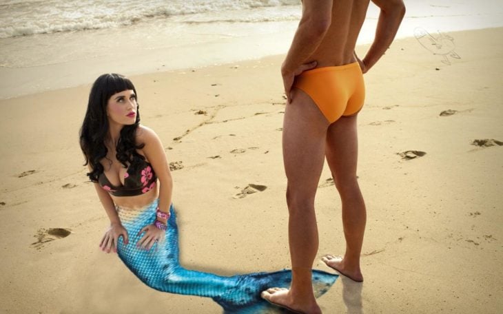 Katy Perry de rodillas ante un hombre desata Batalla de Photoshop
