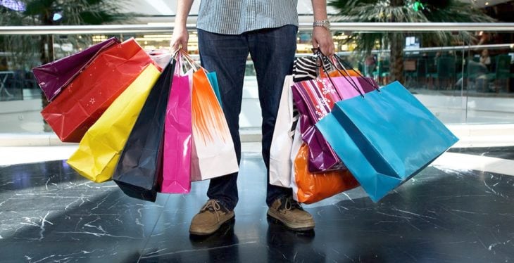 hombre con bolsas de compras