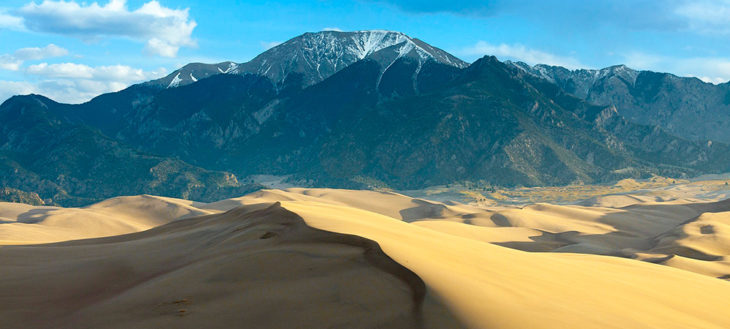 Montaña en medio del desierto