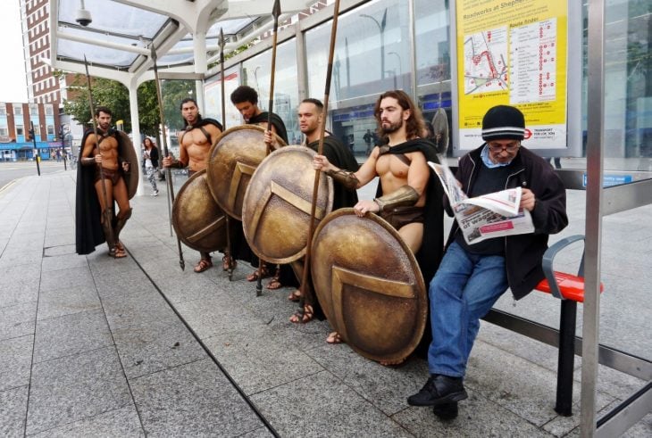 Espartanos esperando el autobus