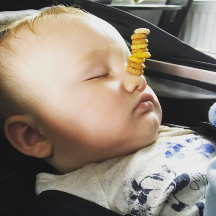 reto cheerios en niño dormido