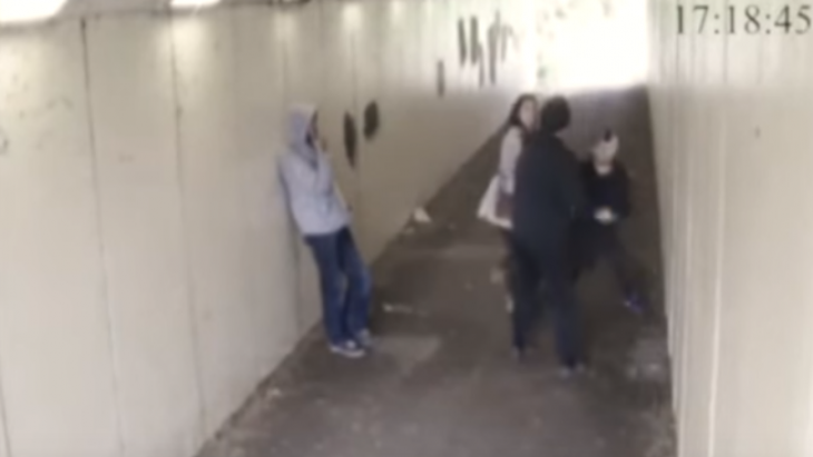 jovenes peleando en un tunel