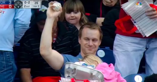 Atrapa la pelota en un partido de Béisbol de forma Épica ¡sin guante y mientras cargaba a su hija!