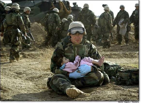 soldado con niña en brazos