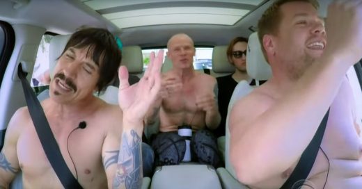 Los Red Hot Chili Peppers se desnudan en un coche ¡y cantan 'Californication', 'Give It Away' y más!