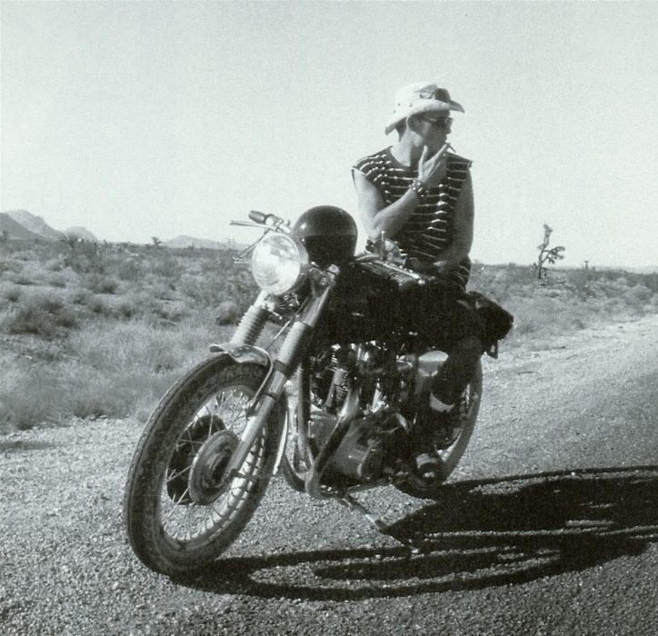 Hunter s thompson en moto fumando