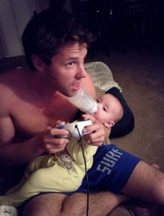 bebe comiendo con papá jugando videojuegos