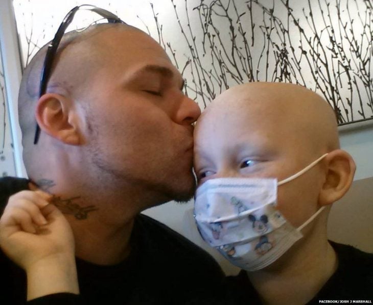 Padre acompaña a su hijo con cáncer