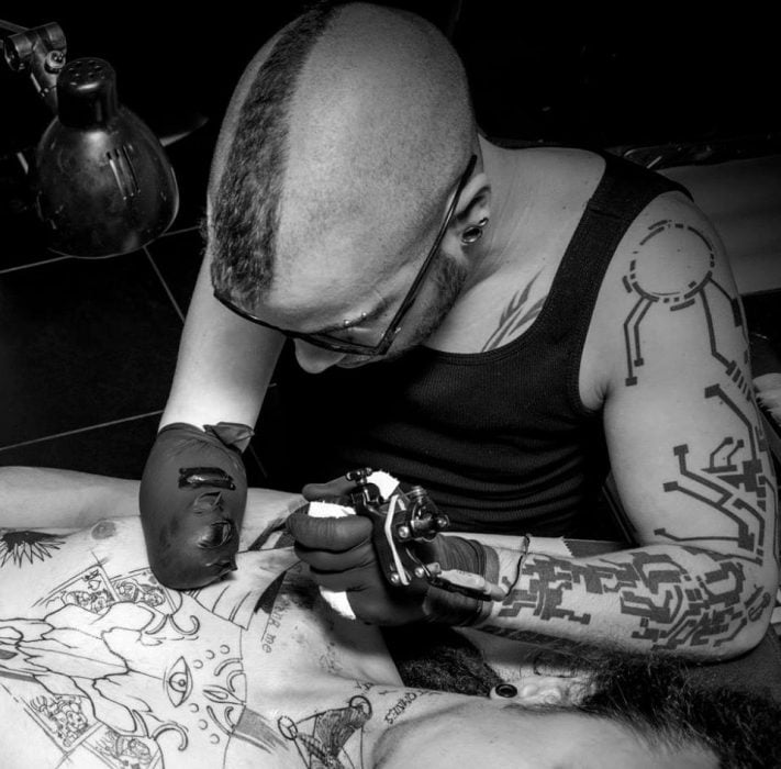 Tatuando con un solo brazo