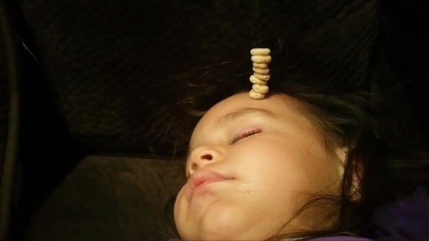 reto cheerios en niño dormido