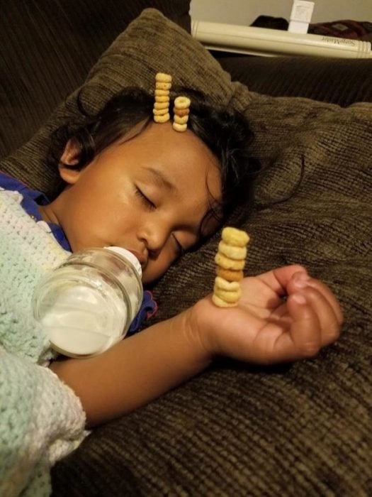 reto cheerios en niño dormido