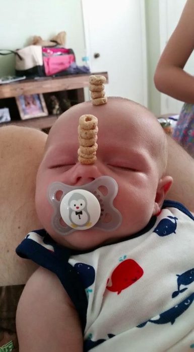 reto cheerios en niño dormido