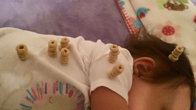 reto cheerios en niño dormido