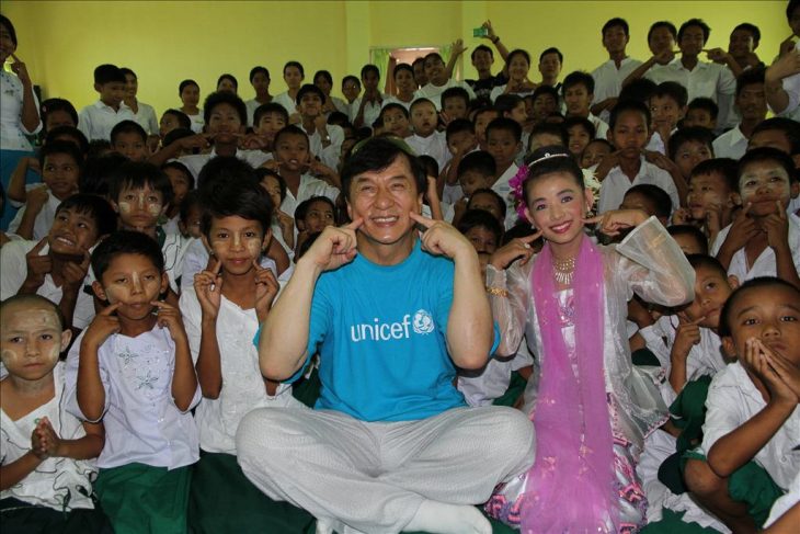 jacki chan con niños