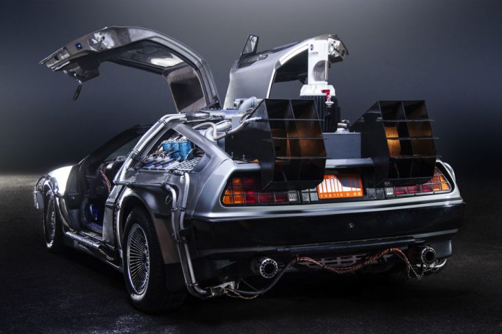 Delorean por atras volver al futuro