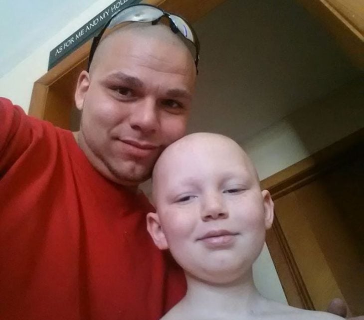 Padre acompaña a su hijo con cáncer