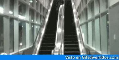 Desafiando las escaleras del centro comercial