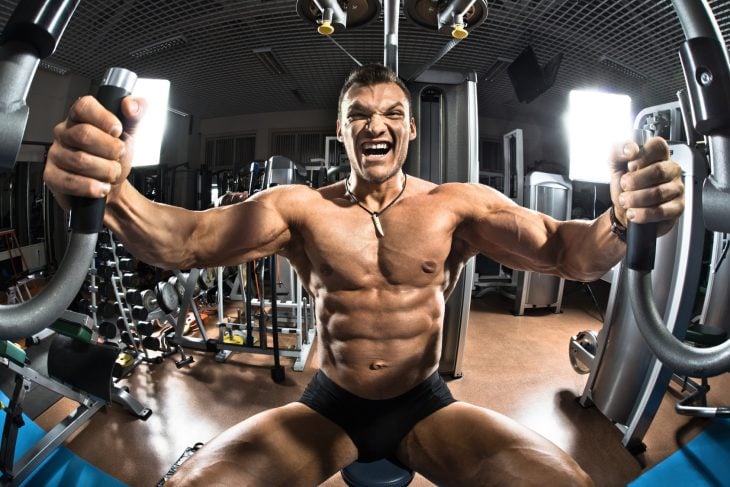 Hombre en el gimnasio