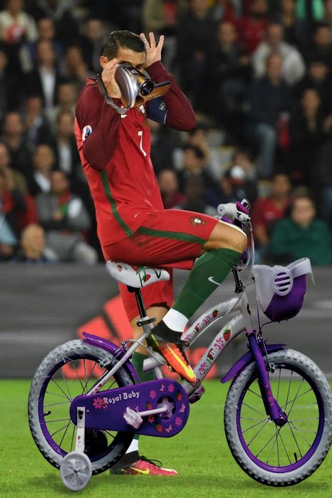 ronaldo en bici niña