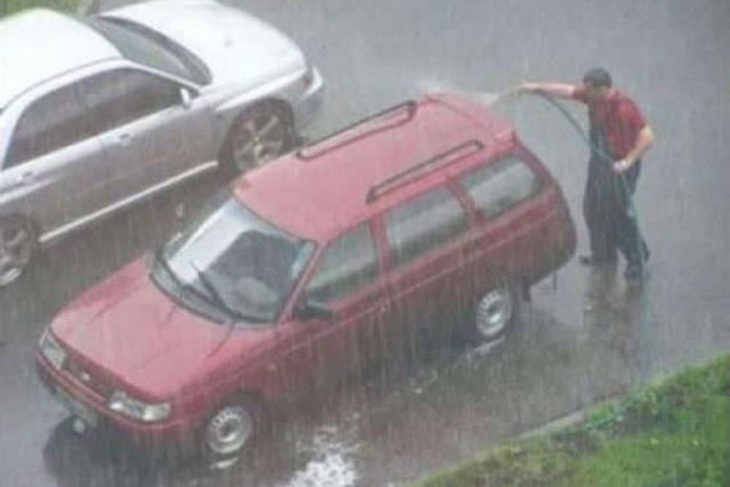 Lavando el coche con lluvia