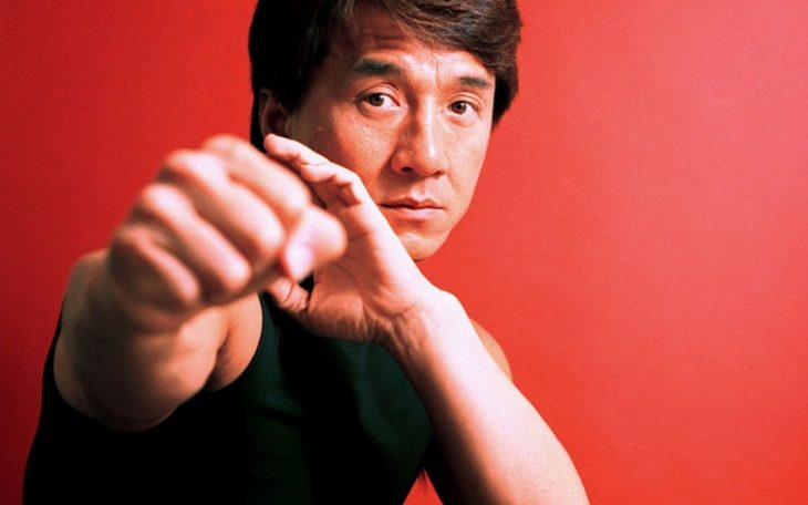 jackie chan fondo rojo con puño