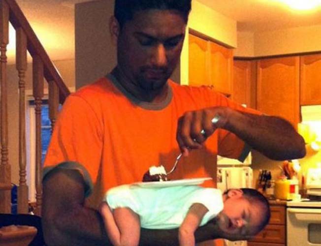 papá comiendo encima de un bebé