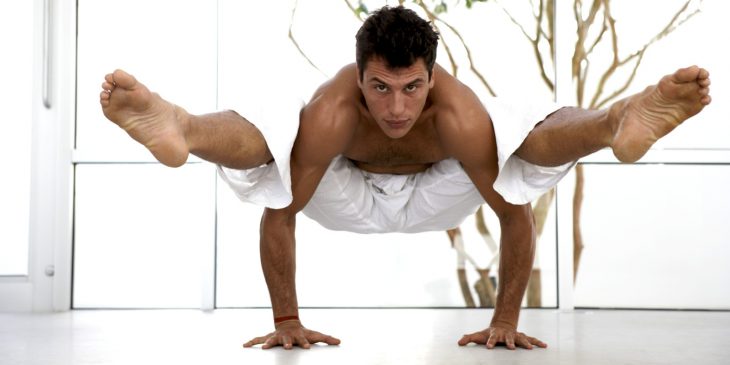 hombre haciendo ejercicio de yoga apoyado en los brazos